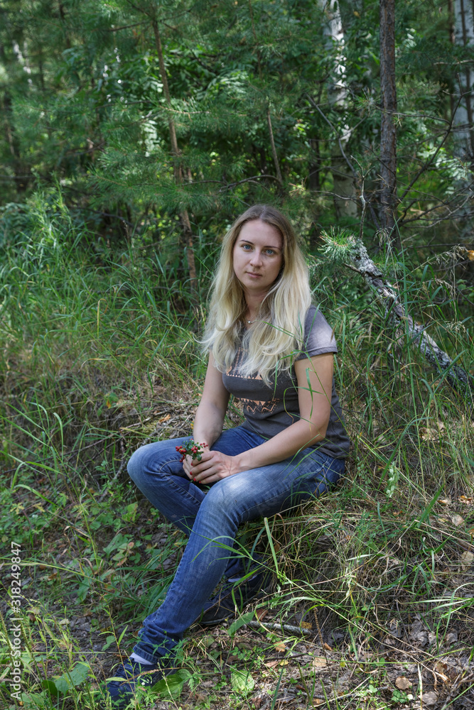 Obraz premium Girl in the forest