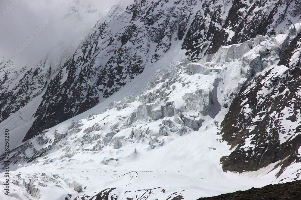 Obraz premium Snow in the mountains. Snowy Mountains in Nepal