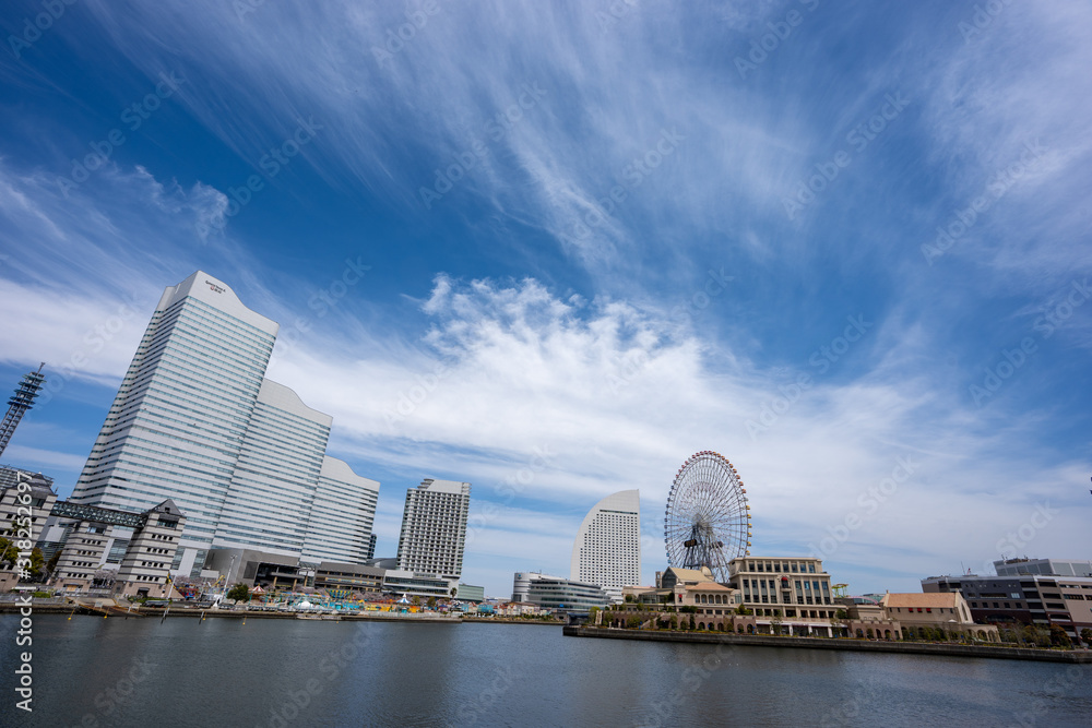 Naklejka premium 空と海とビル群の写真
