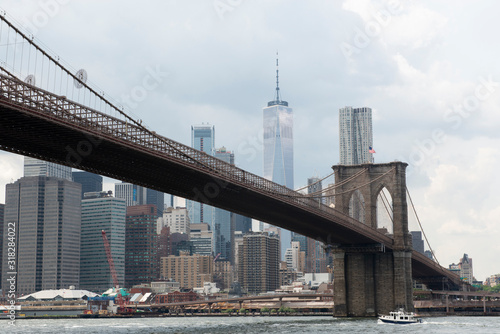 New York, Brooklyn bridge and Manhattan buildings  © Yann