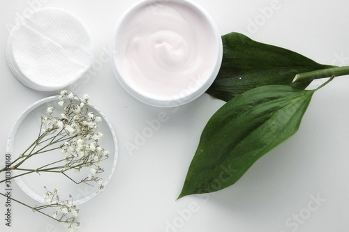 Obraz na płótnie Organic skincare products on minimalistic background with copy space w salonie