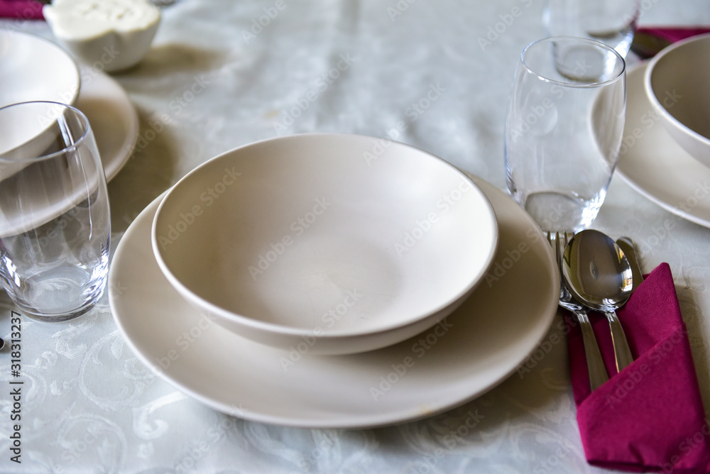 Table setting daily for lunch or dinner