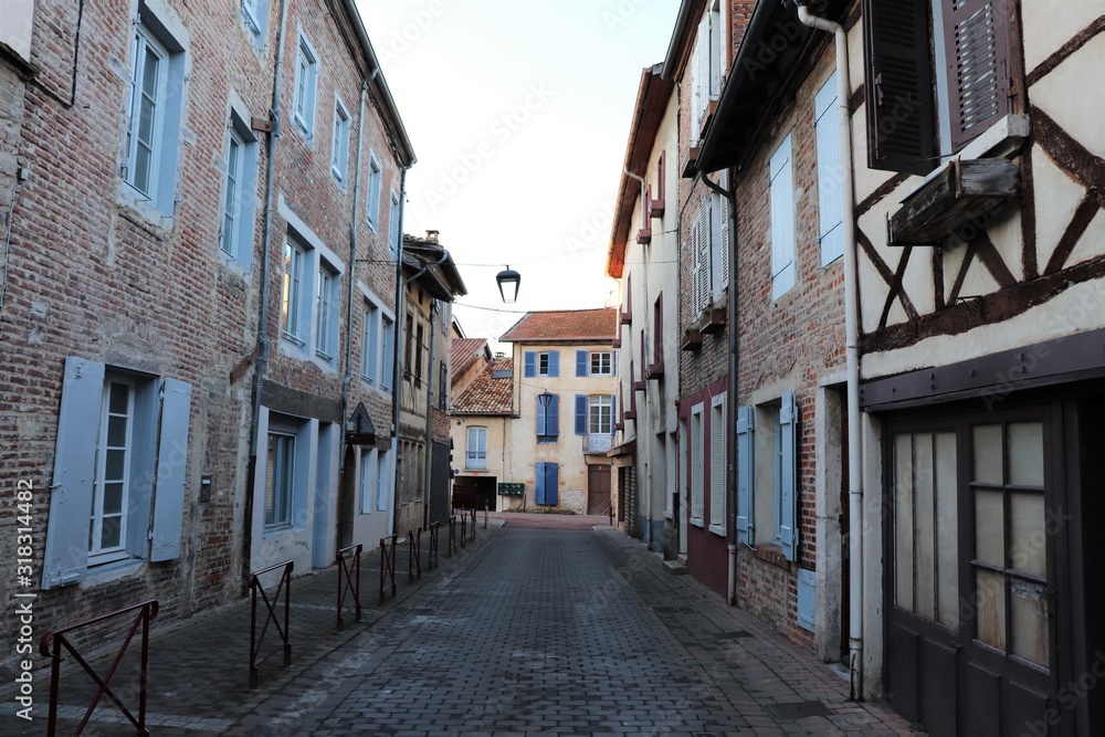 Ruelle dans le village de Chatillon sur Chalaronne - Département de l'Ain - Région Rhône Alpes - France
