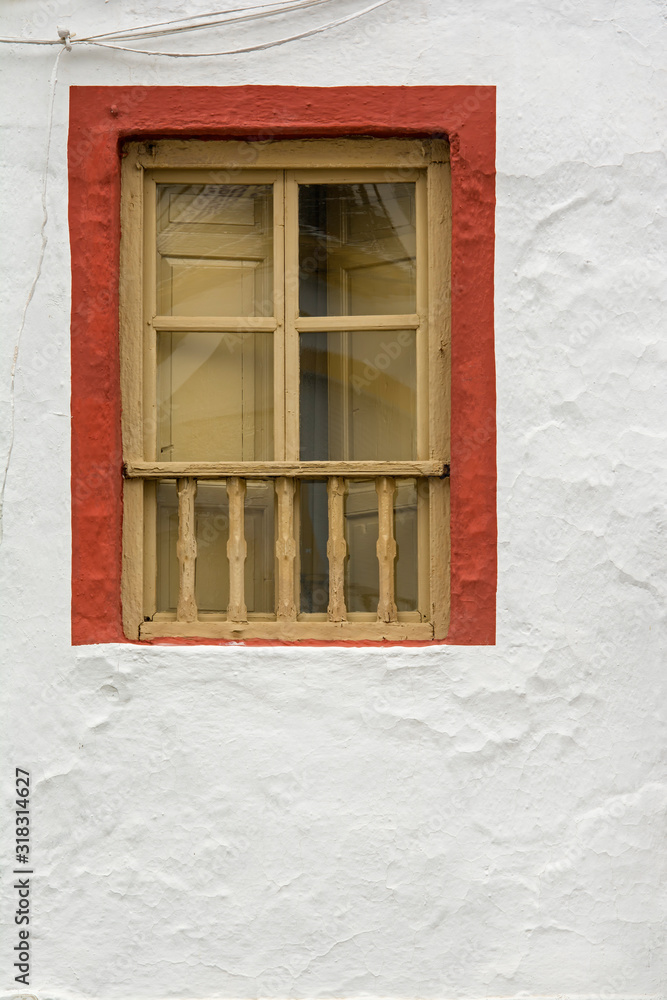 Obraz premium Old wooden window of a traditional Spanish house
