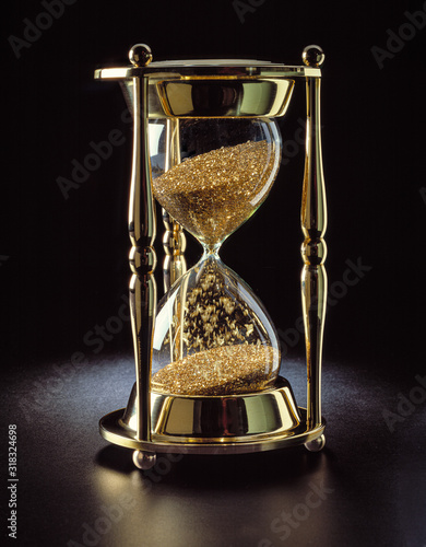 Fotografie brass hourglass filled with gold