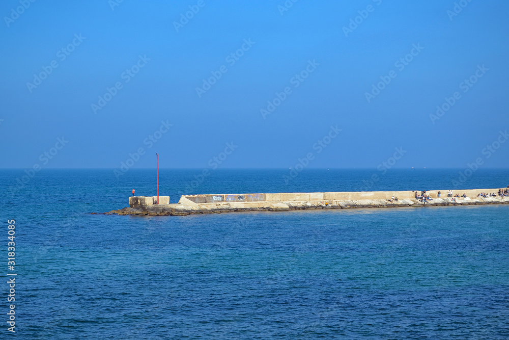 Molo del porto sul mare mediterraneo