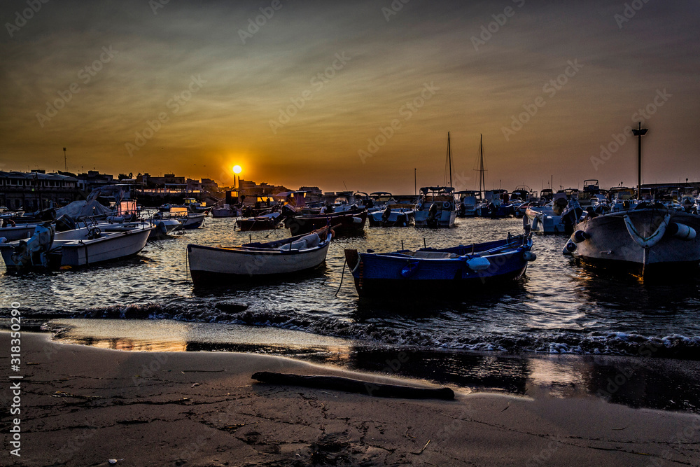 barche e pescherecci al porto al tramonto
