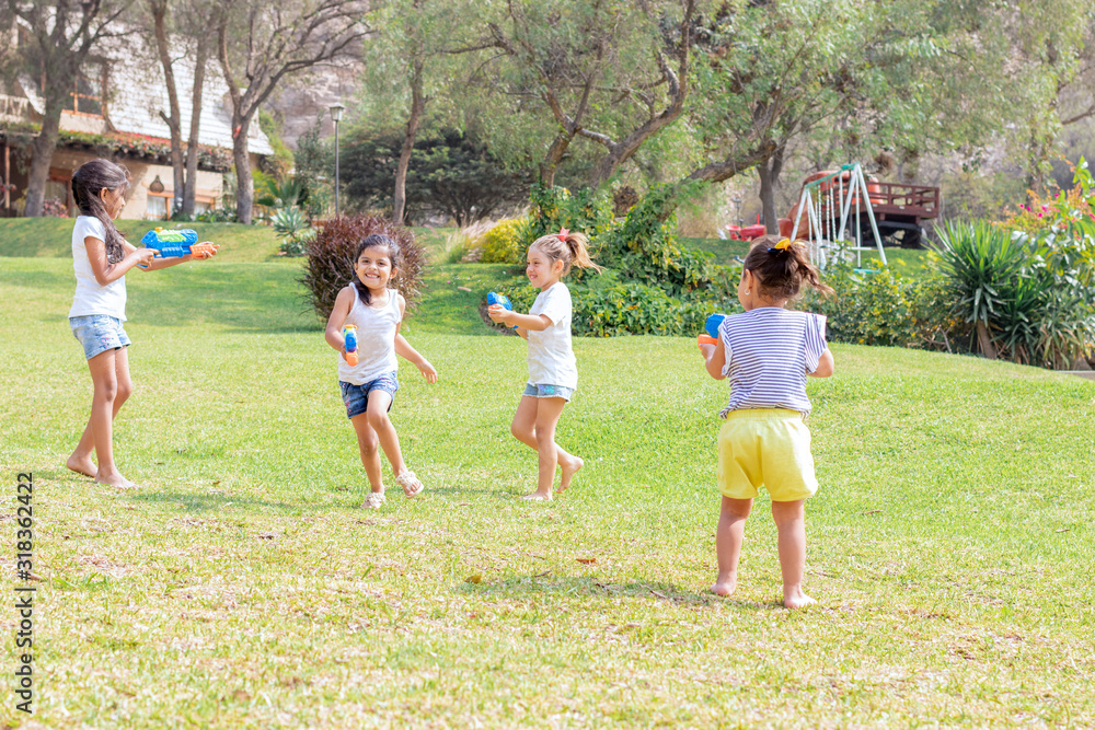 Obraz premium Little girls playing with water in the summer