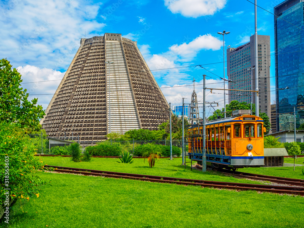 Φωτογραφία Metropolitan Cathedral of Saint Sebastian and old yellow Santa Teresa Tram (Bonde de Santa Teresa) is a historic tram line in Rio de Janeiro, Brazil
