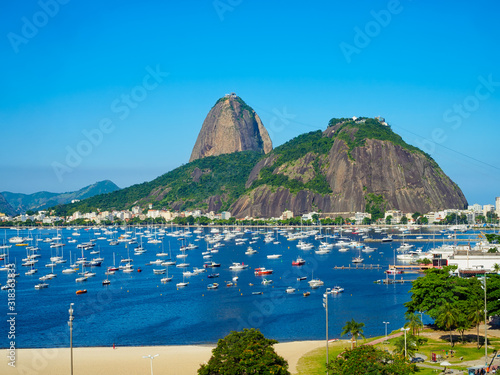 Canvas Print The mountain Sugarloaf and Botafogo beach in Rio de Janeiro, Brazil