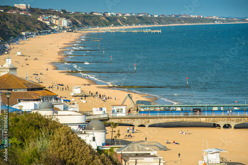 Valokuva Elevated views of Bournemouth beach from the cliffs above
