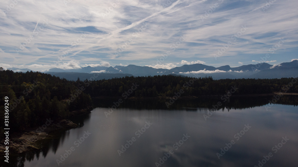 Obraz premium drohenaufnahme von see