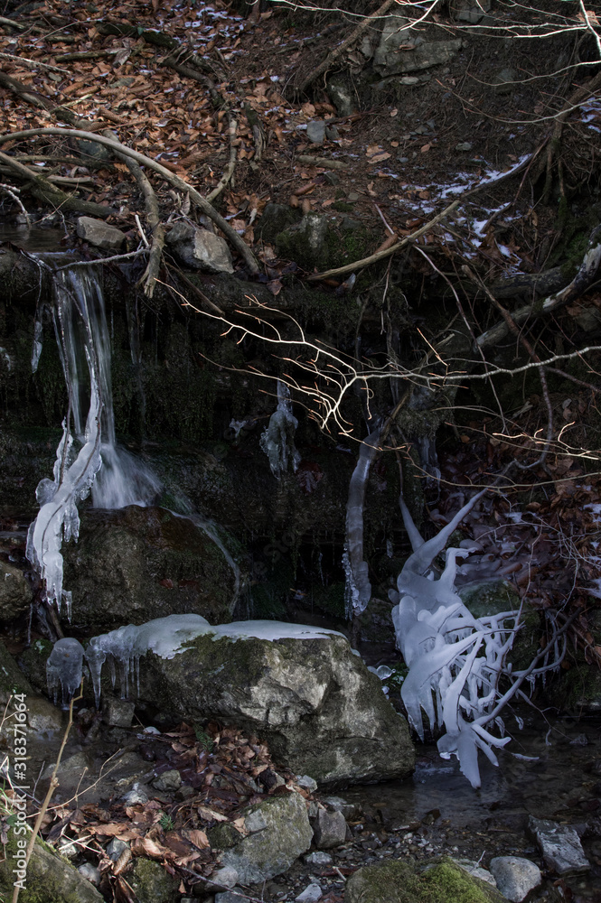 Wasser und Eis im Winter, Steinebach 