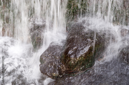 Wasser und Eis im Winter, Steinebach 