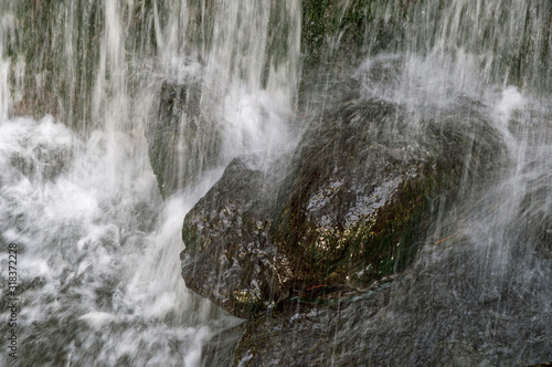 Wasser und Eis im Winter, Steinebach 