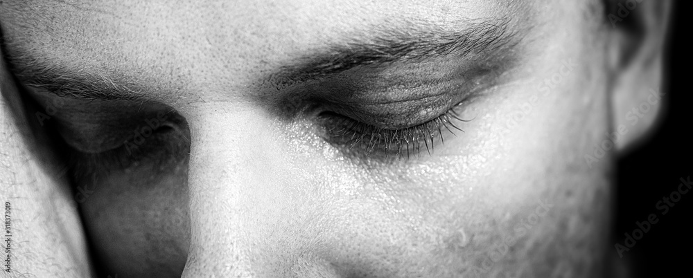 Naklejka premium Detailaufnahme eines Männergesichtes mit verschlossenen Augen zum Thema Verletzlichkeit, Intimität und Depressionen