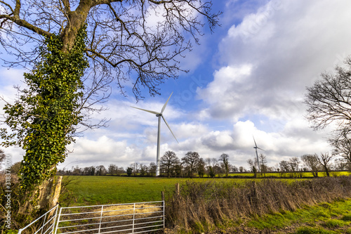 Éolienne dans un paysage de bocage vendéen - Ciel bleu avec quelques nuages - Parc éolien  photo