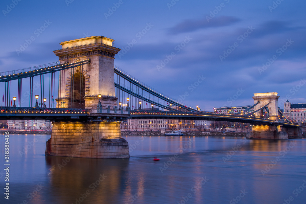 Obraz premium Twilight over Chain Bridge, Budapest (Hungary) in February 2013.
