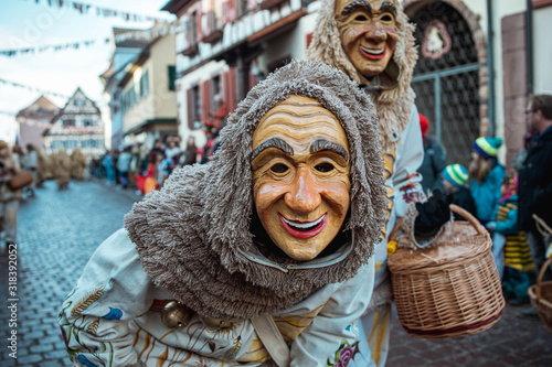 Obraz na plátně fastnacht - hansel narrenzunft brigachtal - jeck verbeugt sich - fastnachtsumzug