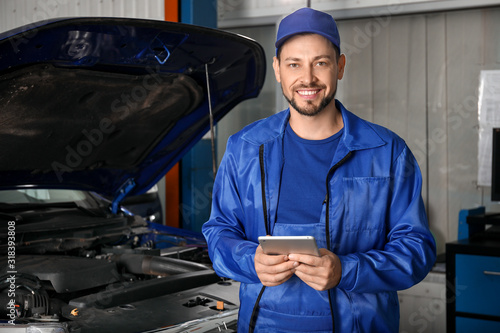 Male mechanic with tablet c...