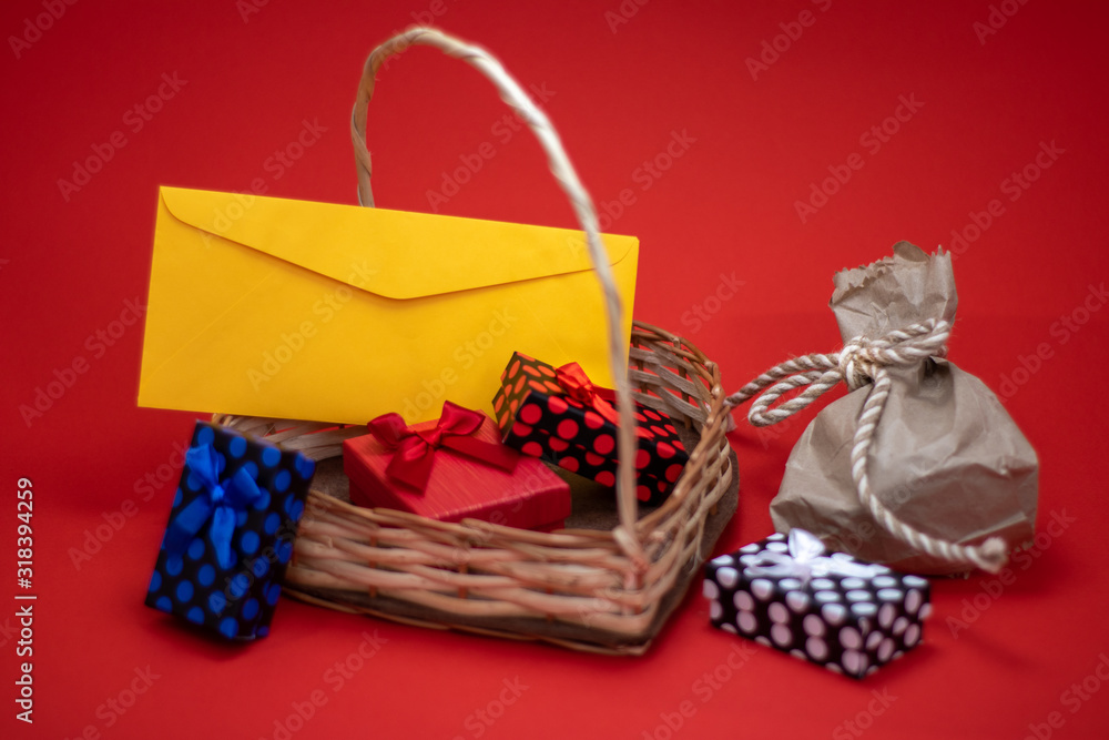 regalos y sobre de san valentín en corazón de mimbre fondo rojo regalos y sobre de san valentín en corazón de mimbre fondo rojo