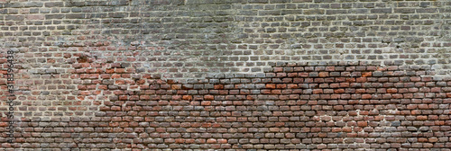 Unregelmäßig strukturierte Ziegelsteinmauer in Köln