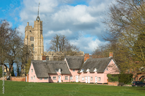 Fotografiet Thatched cottage painted in Suffolk pink in Cavendish village, East Anglia, UK