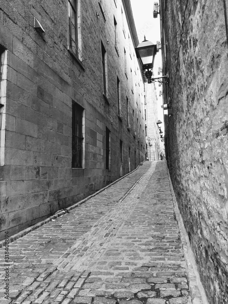Obraz premium montreal side street black and white
