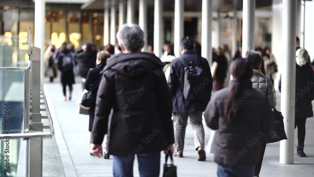 大阪の街を歩く人々の後ろ姿 大阪の街を歩く人々の後ろ姿