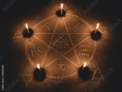 Fotografia White pentagram symbol on concrete ground