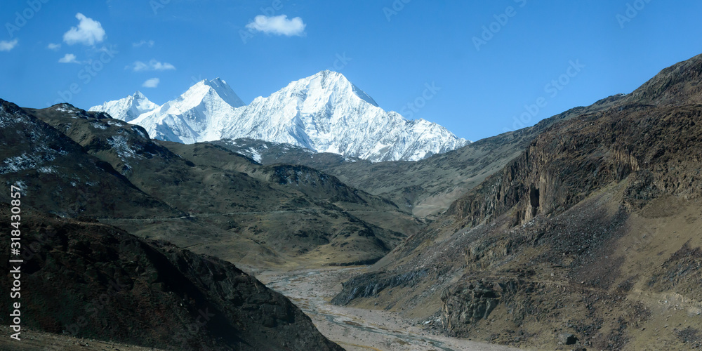 Fototapeta premium V-shaped spur hill ridges of Pirin mountains valley. A zig zagging fluvial valley that interlock or overlap in a staggered manner. V-shaped valley that extends into a concave bend from opposite side.