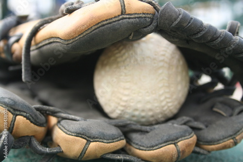 Obraz na płótnie leather glove softball game equipment sports w salonie