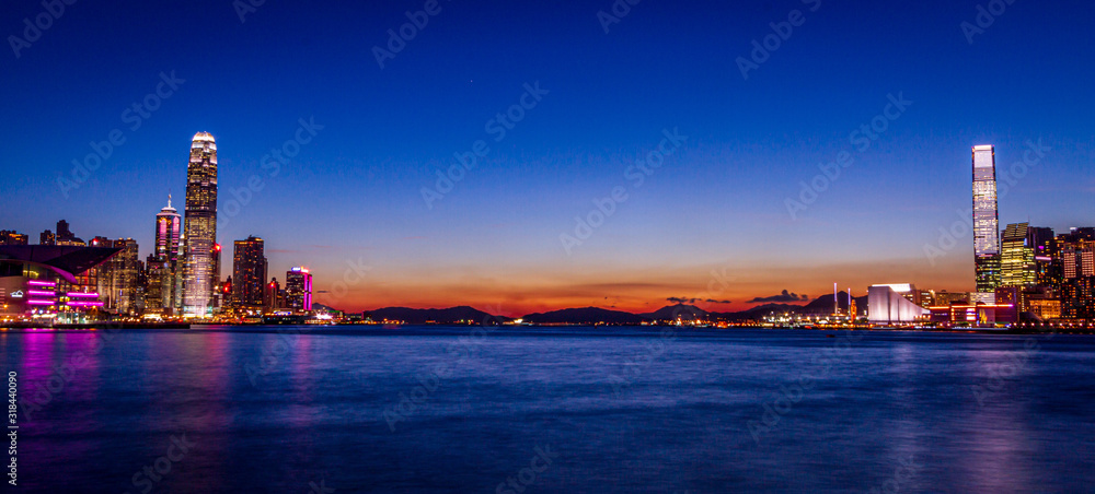 Fototapeta Strona portu w Hongkongu o zachodzie słońca w magicznej godzinie
