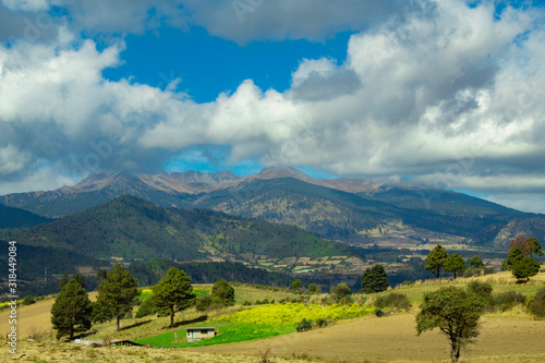 Montaña con nubes