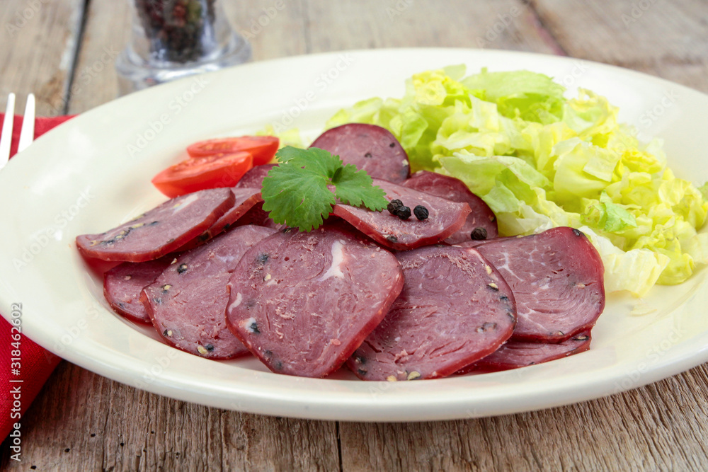 tranches de saucisson au poivre dans une assiette tranches de saucisson au poivre dans une assiette