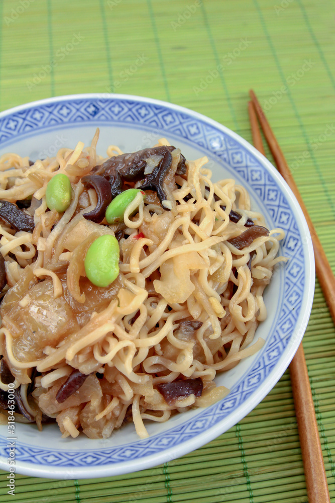 nouilles chinoises aux fèves et champignons noirs