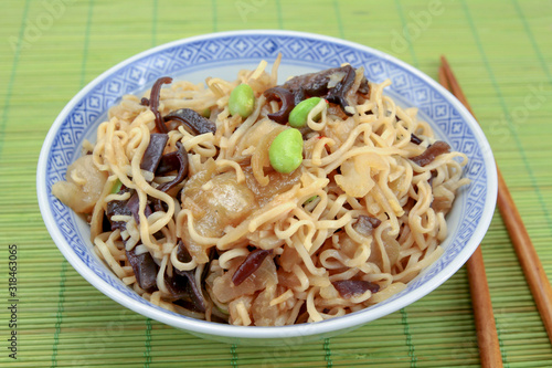 nouilles chinoises aux fèves et champignons noirs