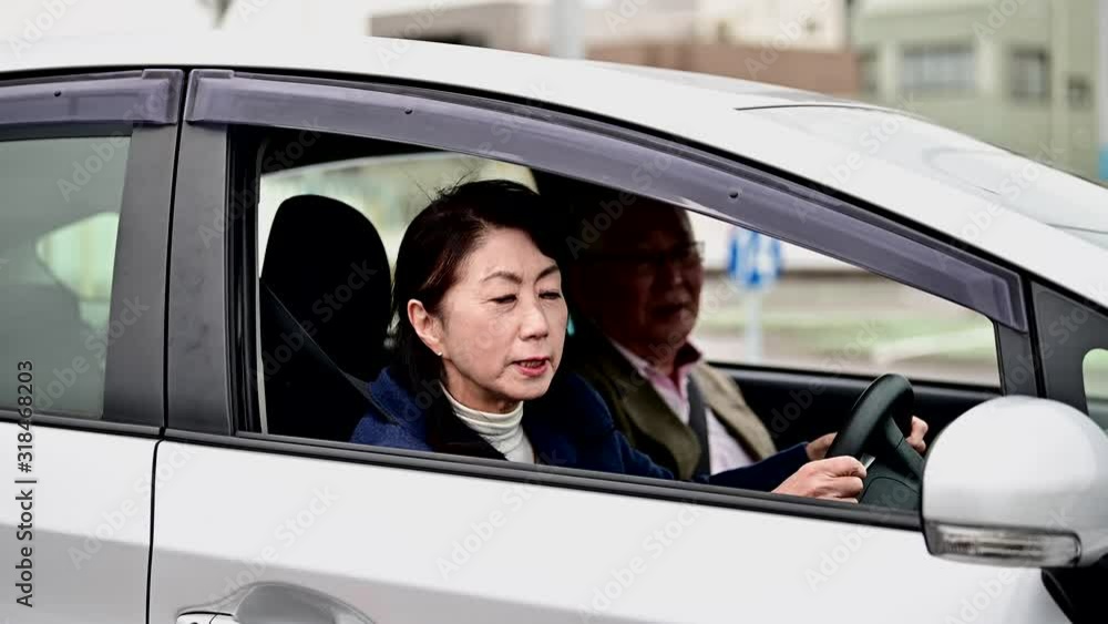 不安そうに駐車をする女性 不安そうに駐車をする女性