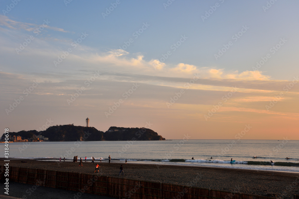 夕暮れ時の片瀬江の島