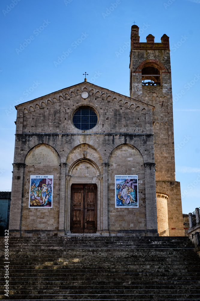 Foto scattata nel centro storico del piccolo paese di Asciano in provincia di Siena.