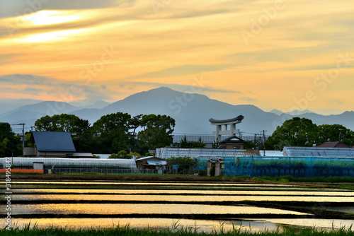 夕焼けで茜色に染まる寒川田園風景