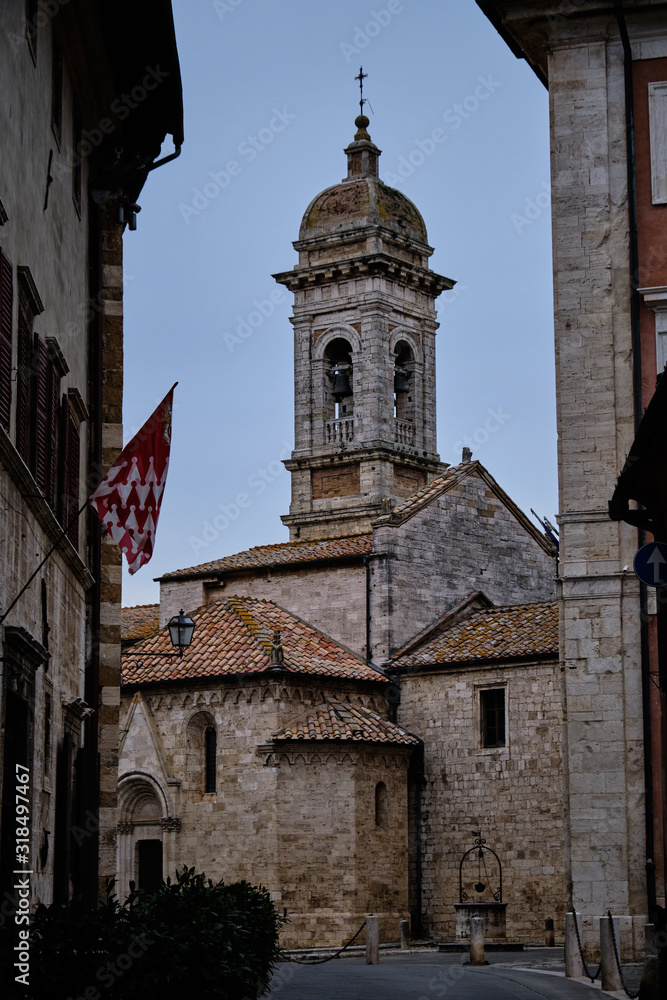 Foto scattata nel centro storico di San Quirico d'Orcia alla chiesa di Santa Maria Assunta..