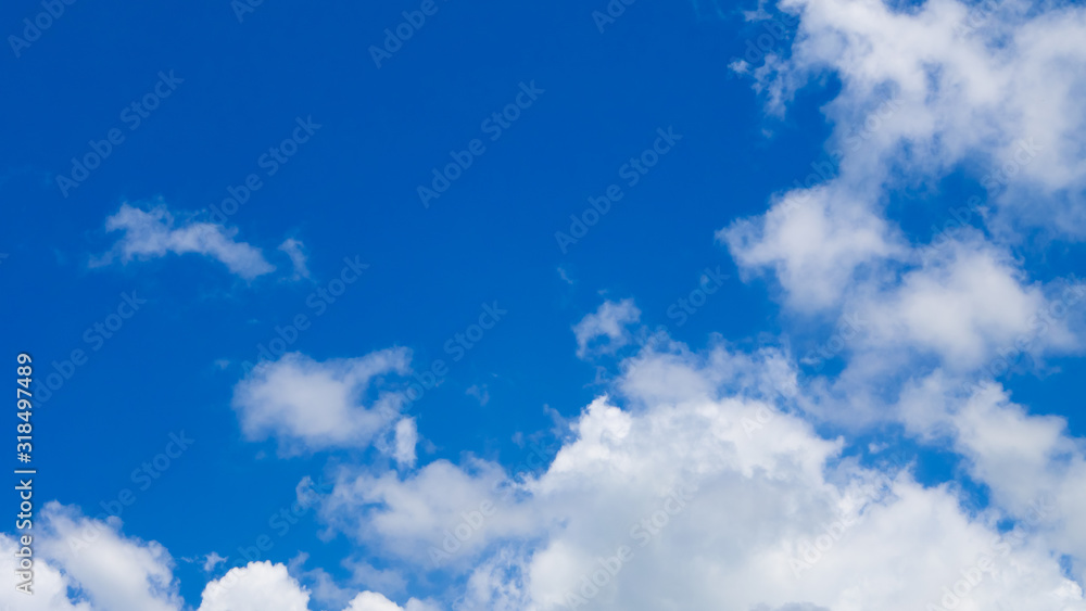 Obraz premium White clouds in blue sky