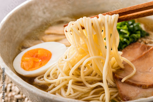 Wallpaper Mural ほんわか湯気の立つ、熱々の醤油ラーメンのアップ Torontodigital.ca