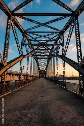 Stahlkonstruktion der Süderelbbrücke in der Abenddämmerung mit blauem Himmel © yourpix