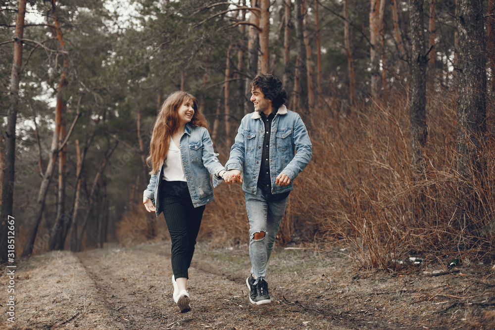 Obraz premium gentle and stylish couple are having a walk in the autumn park