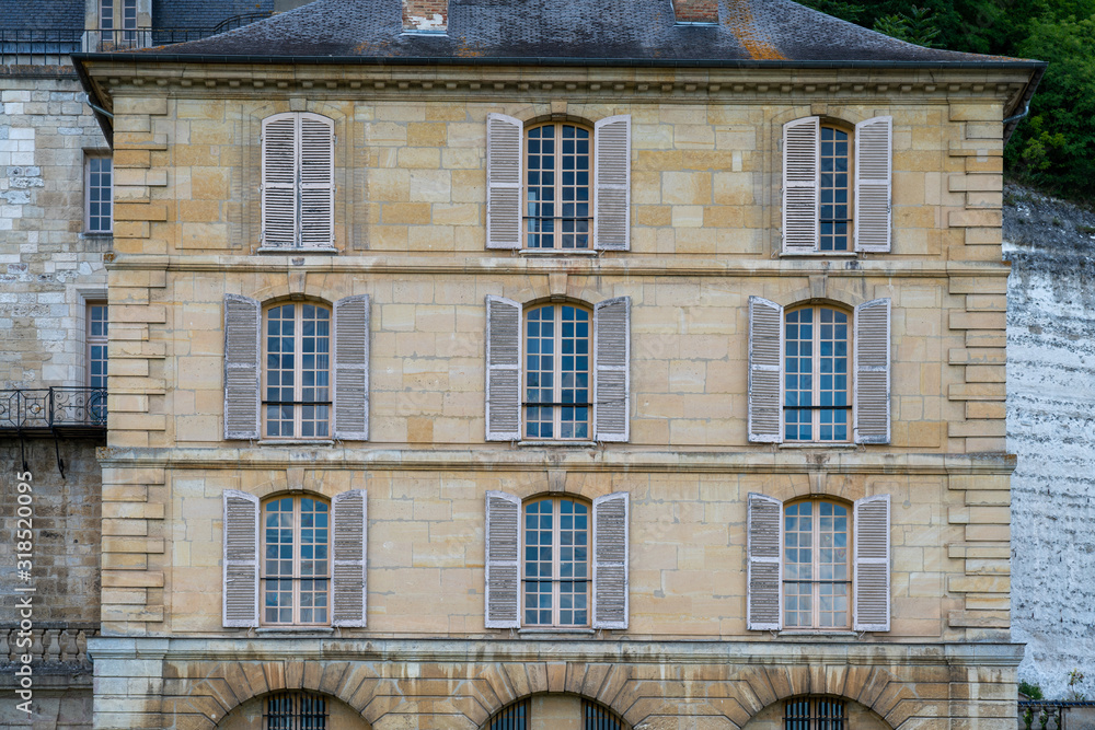 Fototapeta premium Fenêtre d'un vieux bâtiment
