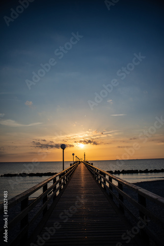 Seebrücke an der Ostseeküste in Wustrow beim Sonnenuntergang © andreas rehkopp