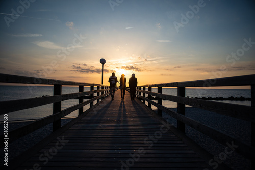 Seebrücke an der Ostseeküste in Wustrow beim Sonnenuntergang 