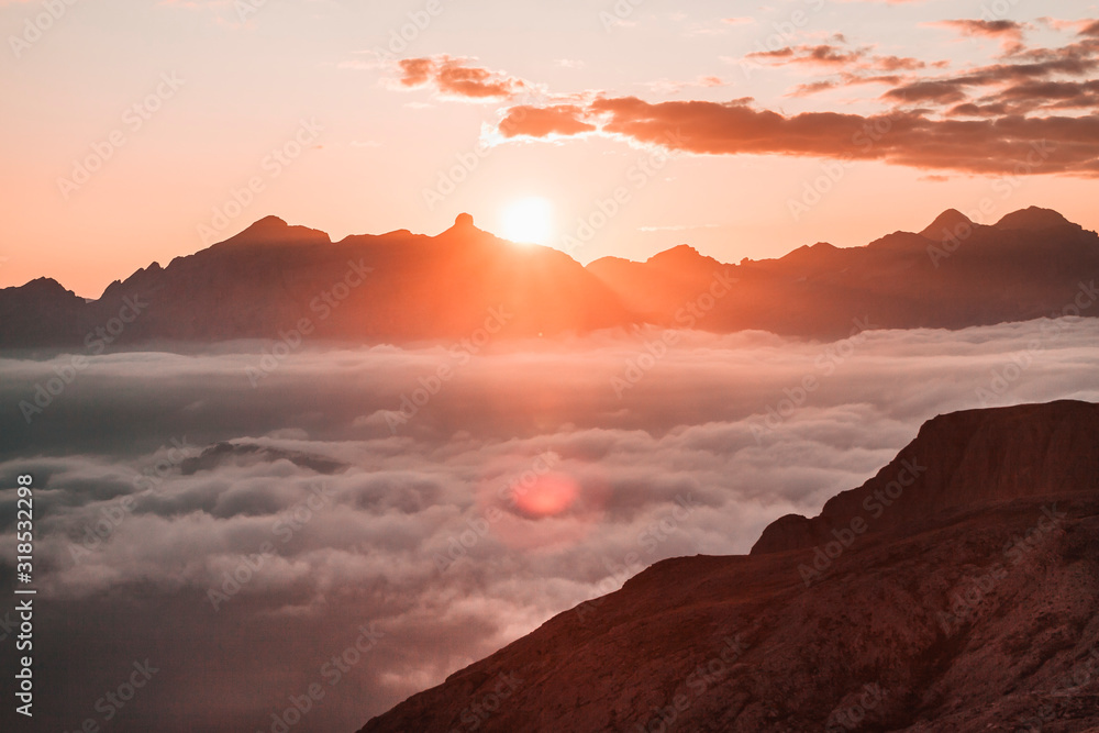 Sonnenaufgang und Nebel in den Dolomiten